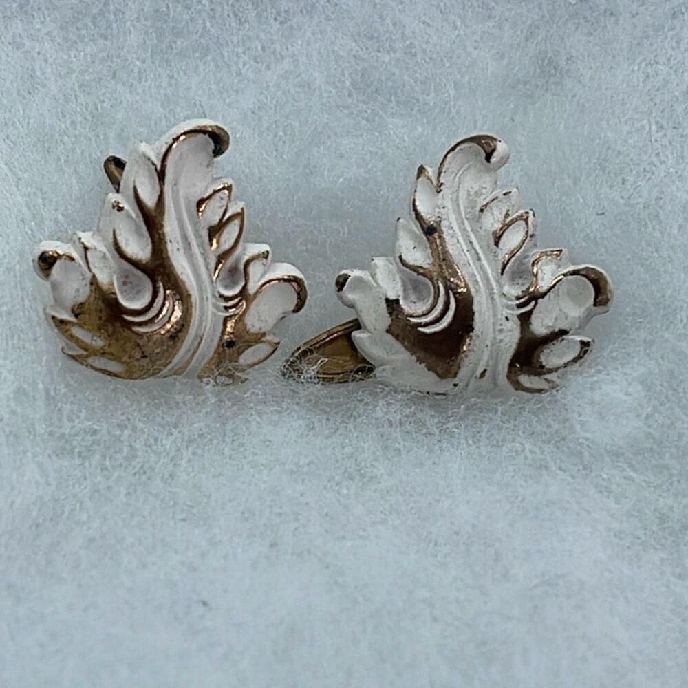 Vintage ornate plumes cuff links in white & gold